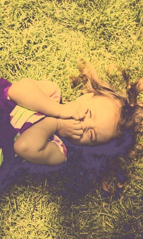 Девочка на траве обои