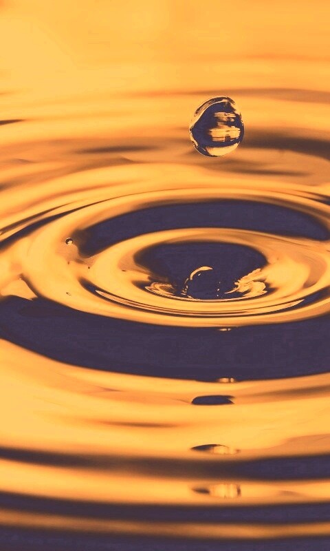 Капля падает в воду обои