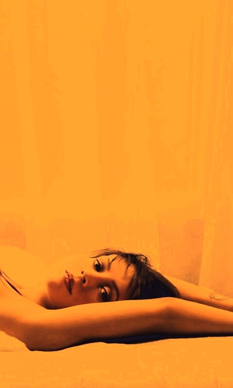 Алиса Милано на кровати обои