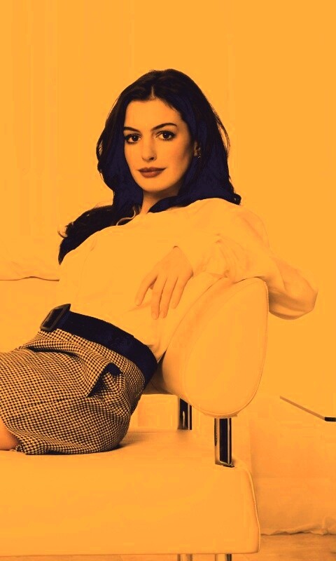 Энн Хетевей на диване обои