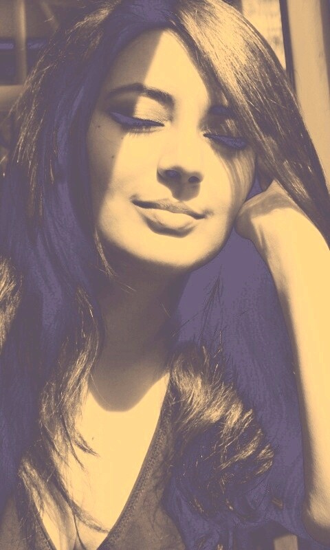 Девушка с закрытыми глазами в электричке обои