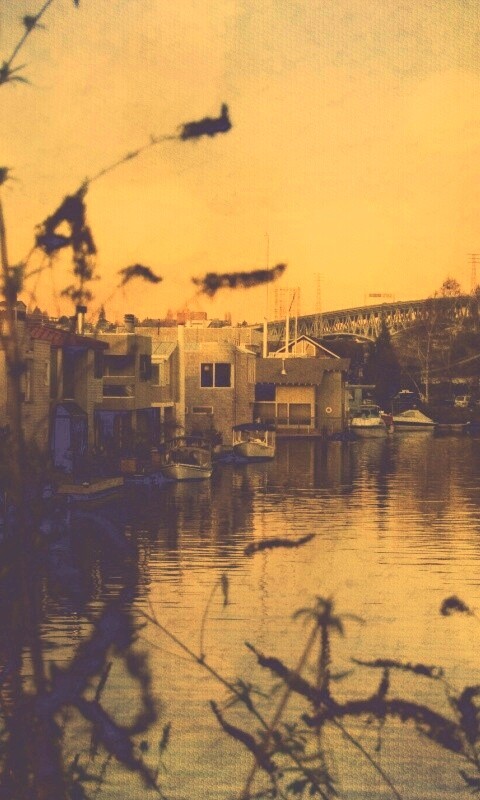 Городок на реке обои