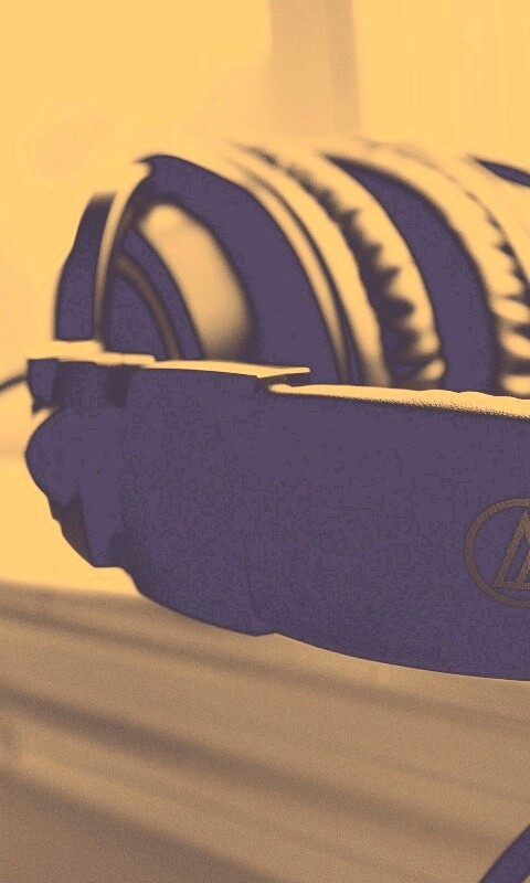 Наушники на подоконнике обои