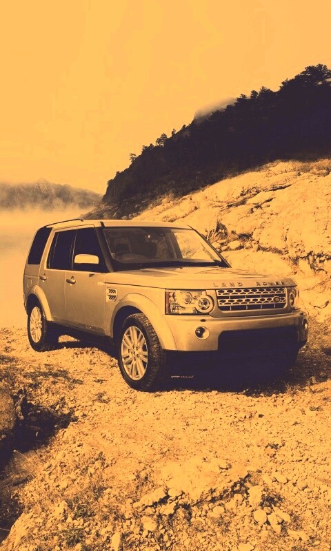 Range rover в горах у реки обои