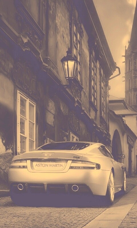 Aston Martin в старинном городе обои