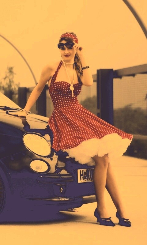 Черный фиат и девушка обои