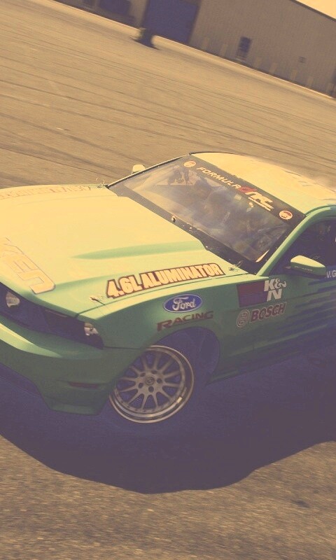 Мустанг дрифтует обои