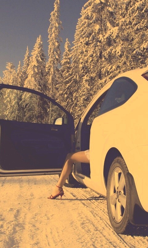 Девушка выходит из Ford Focus обои