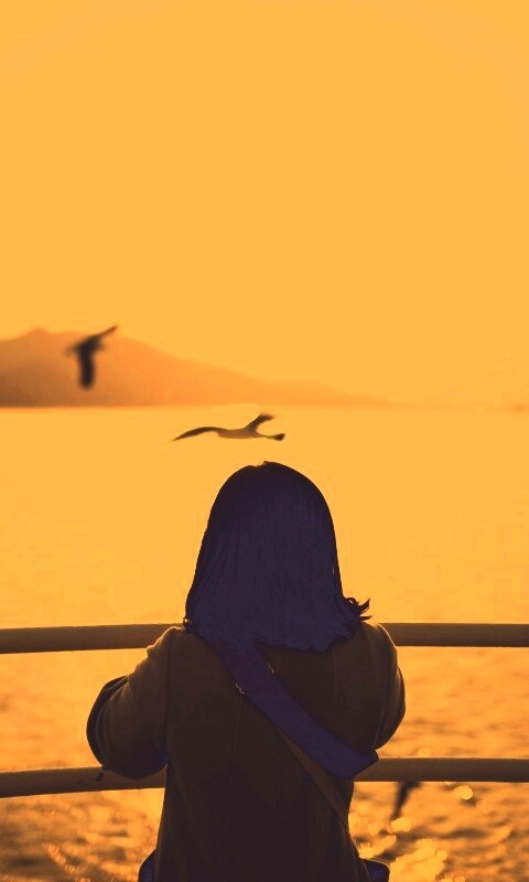 Девочка глядит на озеро обои