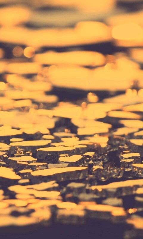 Битое стекло в лучах солнца обои