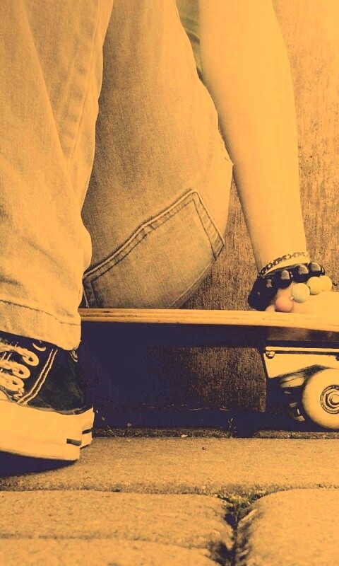 Девушка сидящая на скейте обои