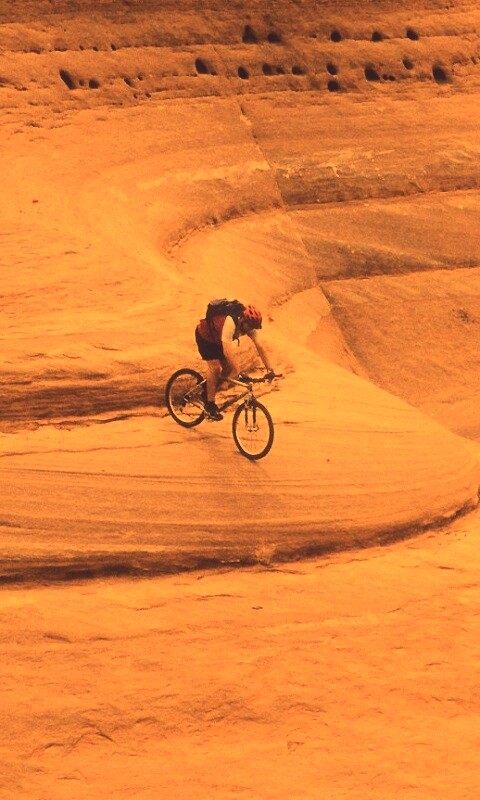 Опасный спуск на велосипеде обои