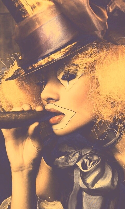 Девушка клоун курит сигару обои