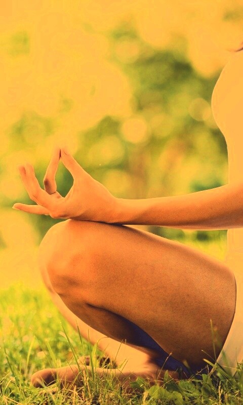 Девушка медитирует в позе лотоса на траве обои