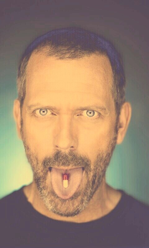 Доктор Хаус с таблеткой на языке обои