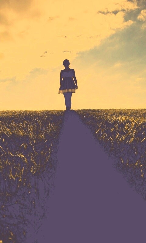 Силуэт девочки на поле обои