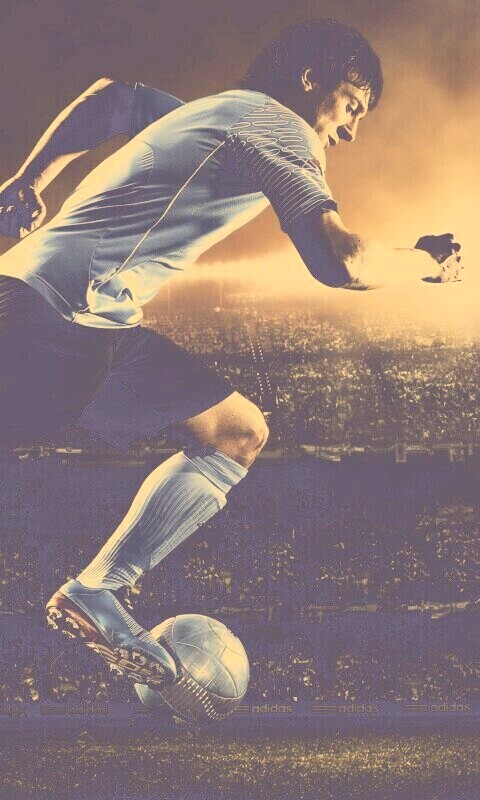 Футболист с мячом обои