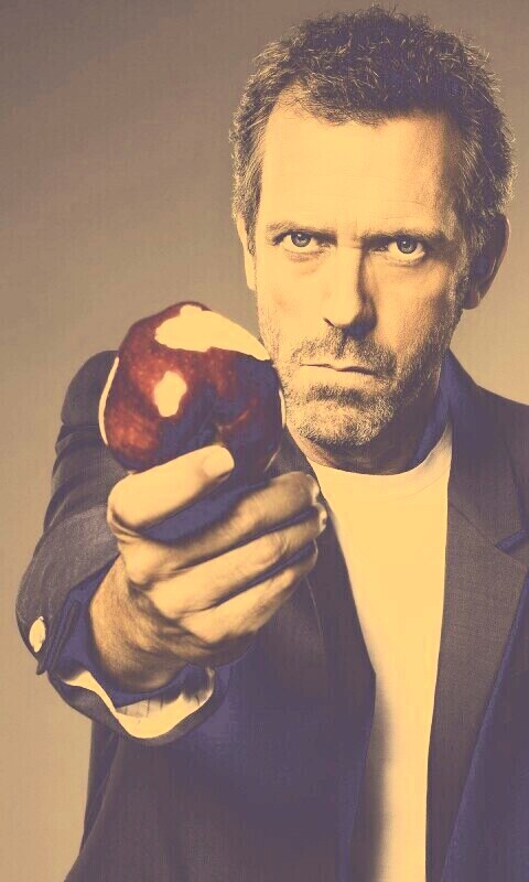 Доктор Хаус с яблоком в руке обои