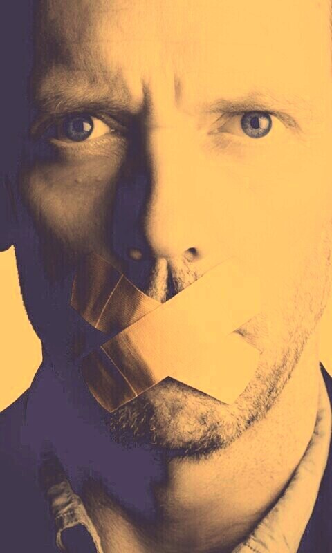 Хаус с пластырем на рту обои