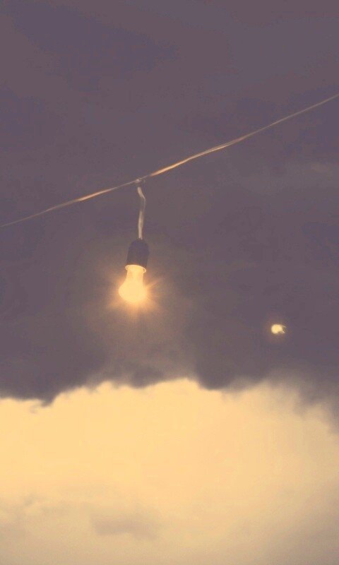 Лампочка на фоне туч обои