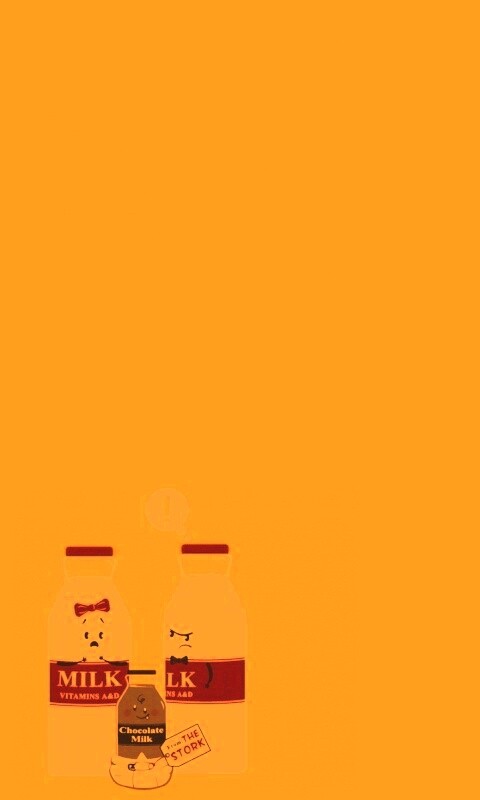 Бутылка молока сходила налево обои