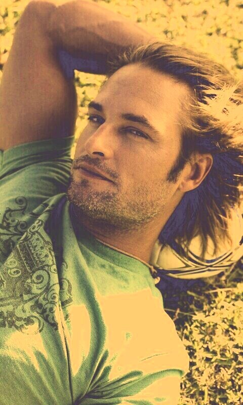 Джош Холлоуэй с мячом обои