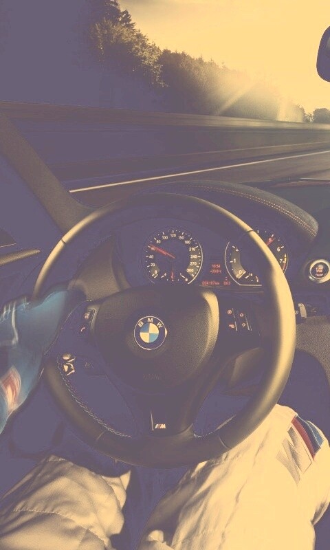 За рулём BMW обои