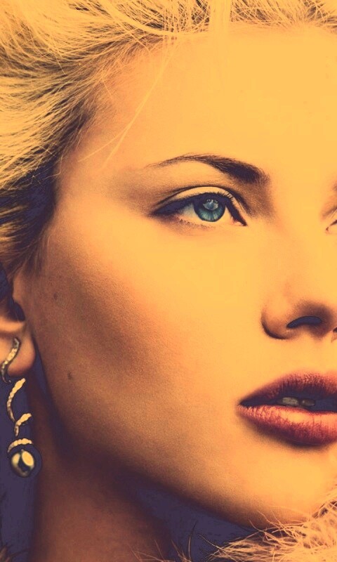 Скарлет Йохансон со змеиными серьгами обои