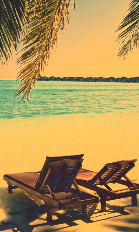 Шезлонги у самой воды обои