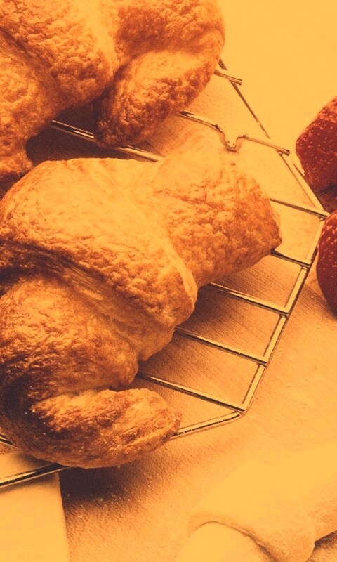 Круассаны с клубникой обои