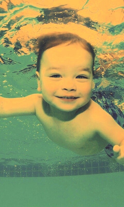 Маленький пловец обои