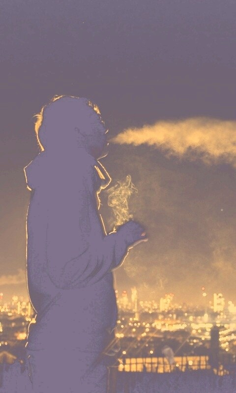 Курящий на крыше парень обои