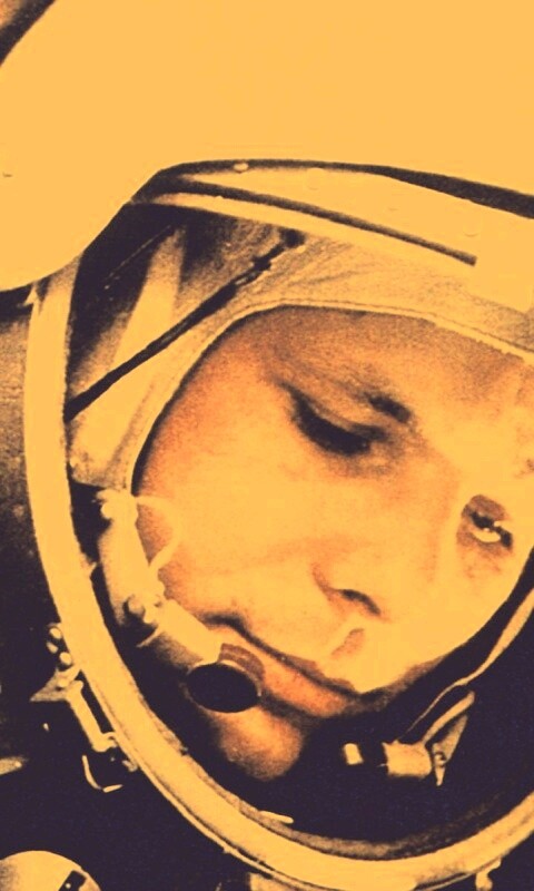 Юрий Гагарин в скафандре обои