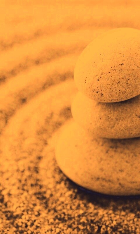 Пирамидка в саду камней обои