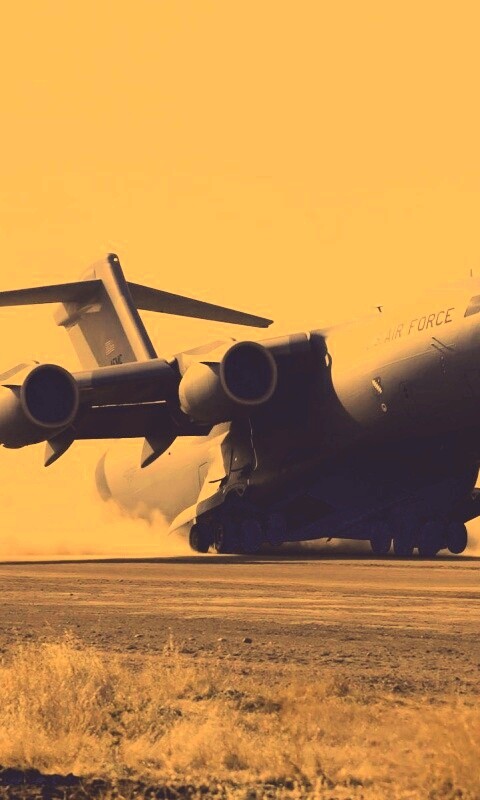 Грузовой самолёт на посадке обои