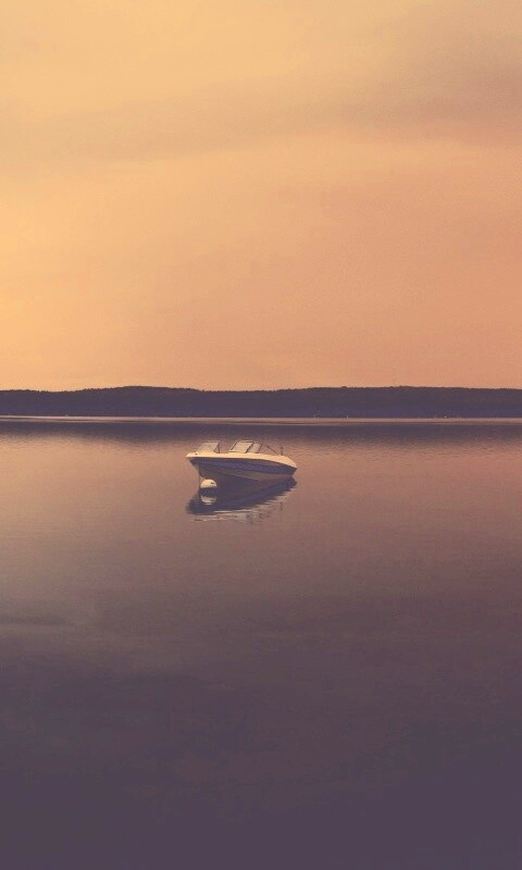 Катер на озере обои