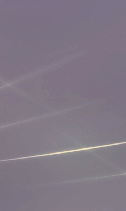 Лучи света на тёмно-синем фоне обои