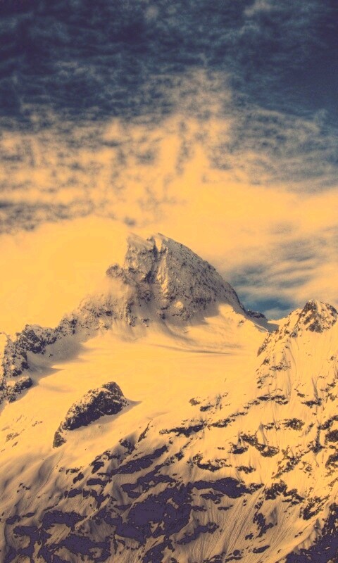 Снежные горные вершины на ветру обои