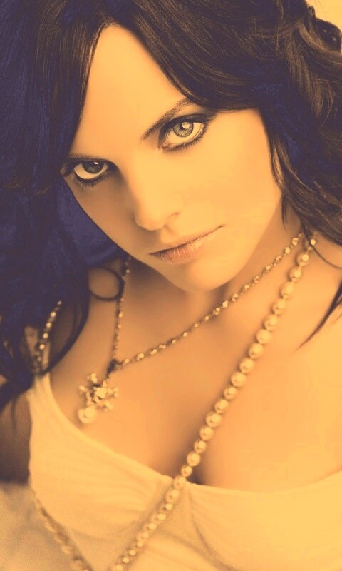 Брюнеточка с желанием в глазах обои