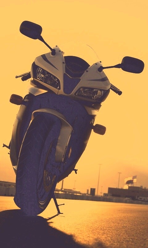 Мотоцикл на фоне заходящего солнца обои