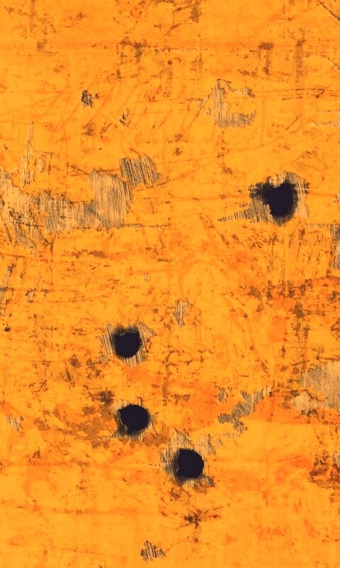 Пулевые отверстия в желтом листе обои