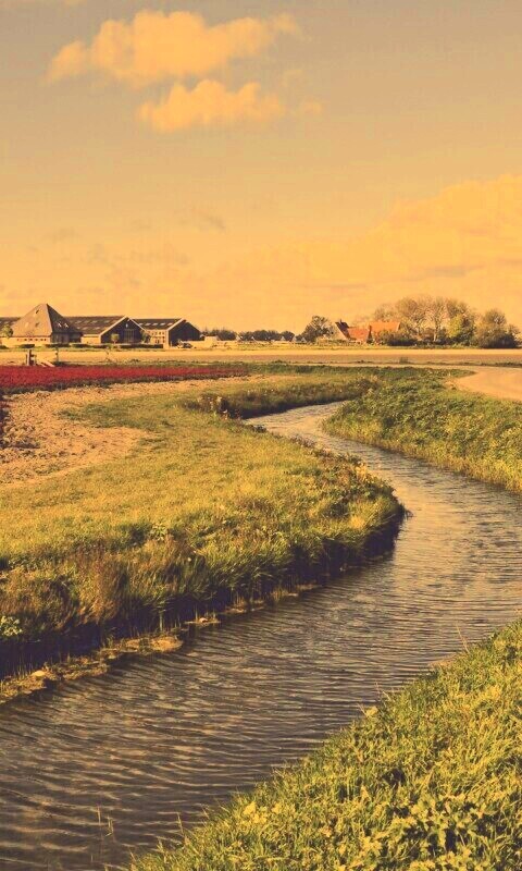 Канал вдоль дороги обои