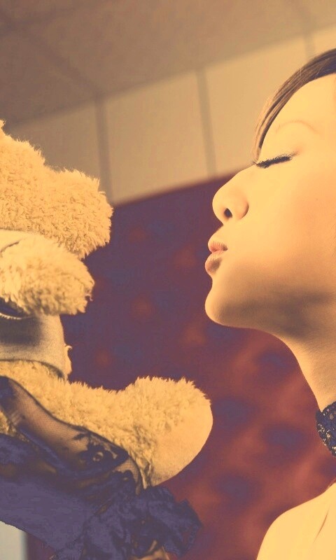 Азиатка любит медвежонка обои