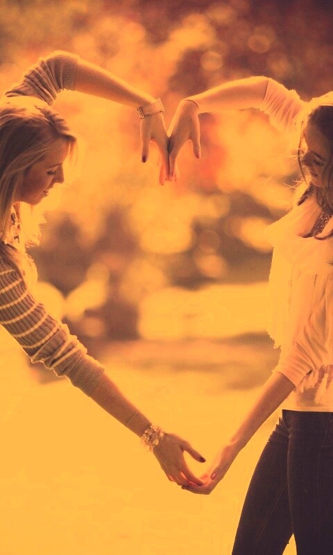 Две девушки и сердце из рук обои