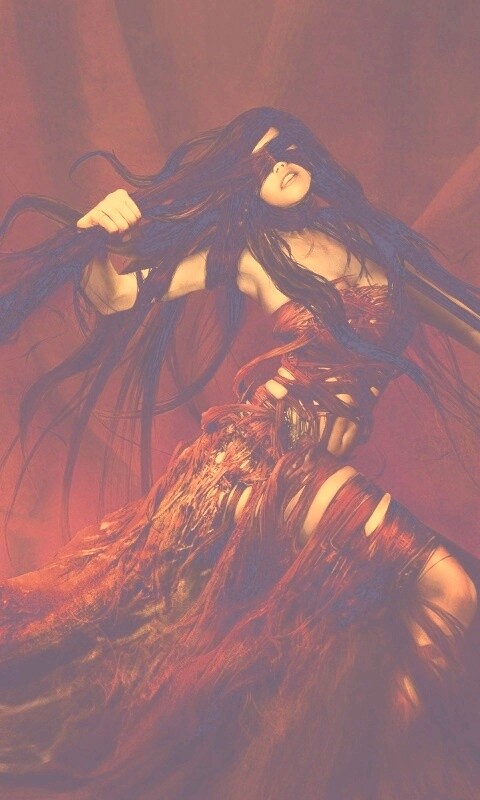 Девушка в красной мантии обои