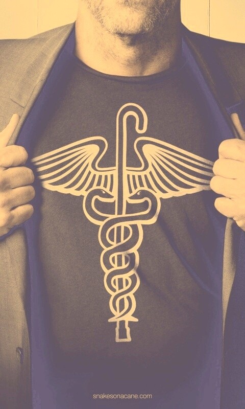Футболка со змеями и тростью обои