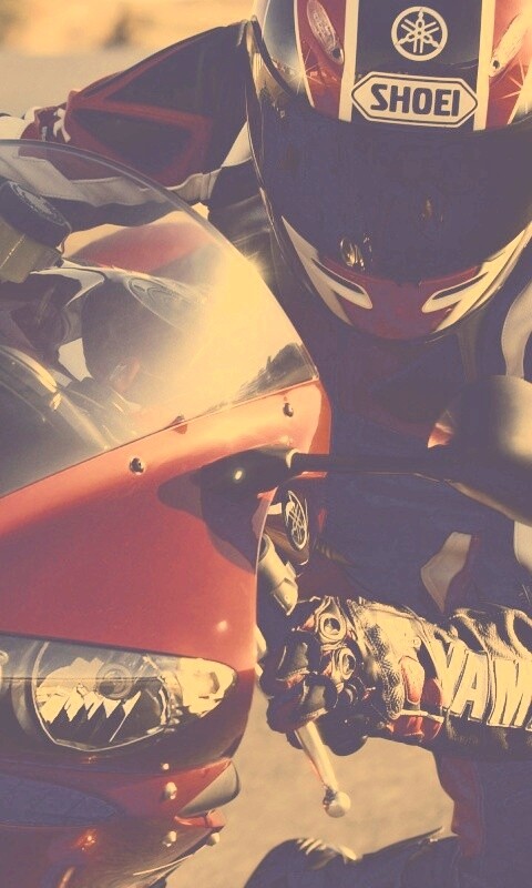 Мотоциклист на красной ямахе обои