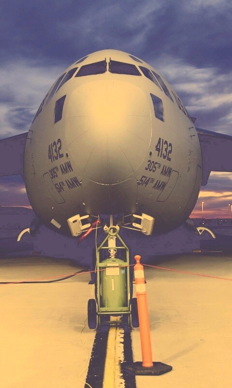 Самолет на взлетной полосе обои