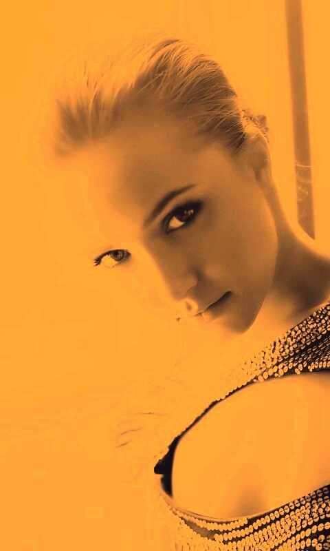 Блондинка у окна обои