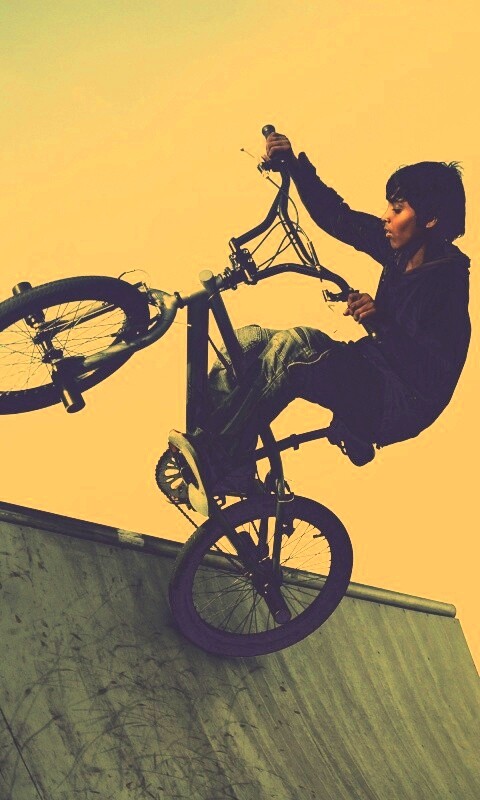 Мальчик на рампе обои